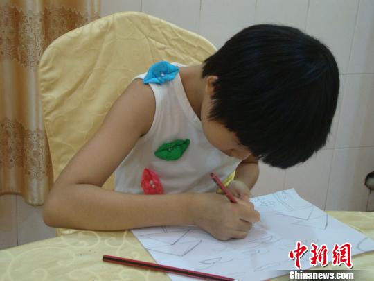 曾被生母抛弃的女孩义举感动中国 众多网友接力援助